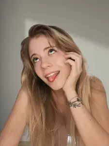 Lena 😽 profile picture