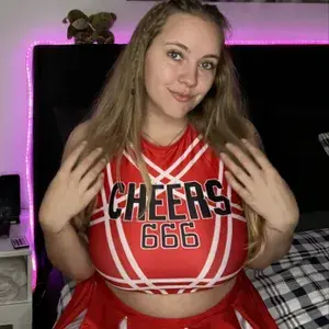 Julie 🎀 profile picture