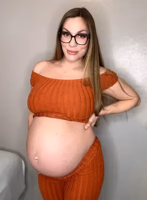 Step-Mommy Mia *𝐶𝑢𝑟𝑟𝑒𝑛𝑡𝑙𝑦 𝑃𝑟𝑒𝑔𝑛𝑎𝑛𝑡 🤰🏻 profile picture